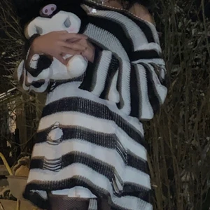 svart vit randig stickad tröja - älskade denna innan, inte min stil längre :( går oftast att köpa på en gång om man har budat, kontakta mig isf!