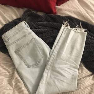 Ljusa jeans från Only i storlek M27 L30, passar mig som har S och är 160 cm lång😊