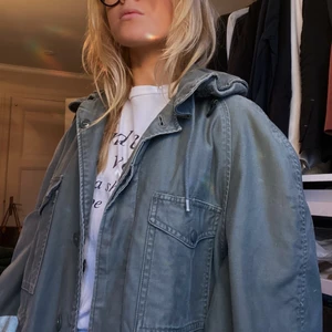 Jacka - En riktigt cool jacka från Broadway & Sons i Göteborg. Den är second hand och är inköpt från Paris faktiskt. 🇫🇷🇫🇷 Passar både till man och kvinna💫