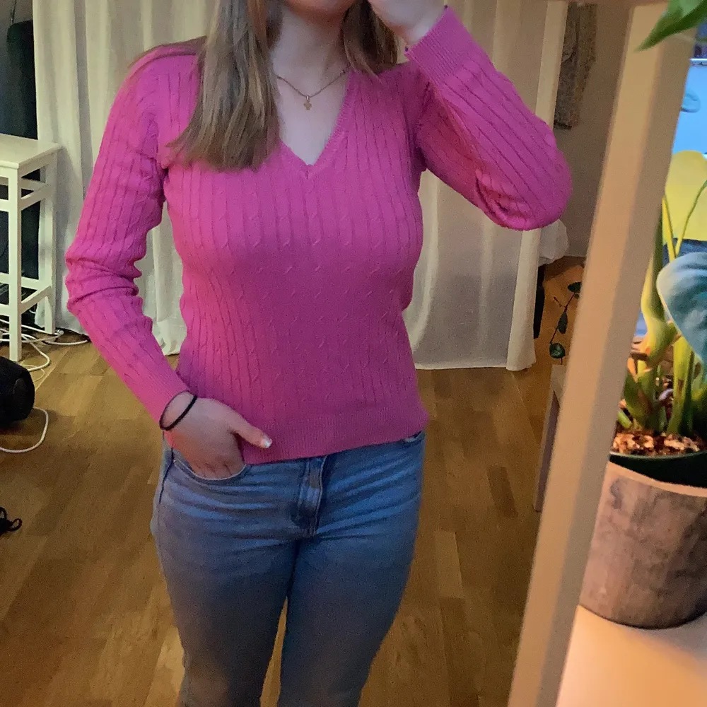 Jättefin rosa tröja!💗 Fina detaljer med urringning och ribbat tyg. Köpt för längesen så säljs inte längre. Tyvärr är den lite liten för mig:( Leverans kan diskuteras . Stickat.
