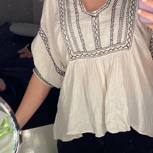 Vit tröja med mönster - Vit tröja från bikbok i storlek S. Jättefin men kommer aldrig till användning. Använd fåtal gånger så i fint skick. 