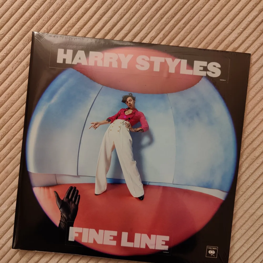 Säljer en helt inplastad förpackning med 4 vinylskivor från HS album Fine Line 🌻💜. Övrigt.