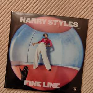 Säljer en helt inplastad förpackning med 4 vinylskivor från HS album Fine Line 🌻💜