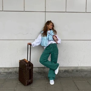 Gröna lågmidjade byxor - Obs. Första bilden är lånad från Hanna Schönberg!! Ett par helt nya byxor från Lioness i storlek S (motsvarar en 36a). Byxorna är lågmidjade. Inköpta för 99€ och från hemsidan kostar frakten ca 170 kronor. Lappen och orginalförpackningen är kvar. 