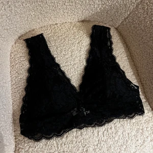 Bralett - Bralette från Lindex endast använd en gång men den sitter inte bra på mig! Nypris 199kr 🤍 frakt tillkommer på 13-26kr (säljer även en vit)