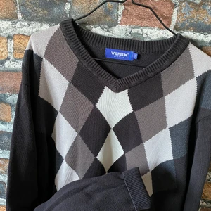 Rutig tröja - Brungrå rutig tröja i fint skick. Väldigt trendigt. Najs material. Svenskt märke. Storlek XL passar som S-L. Spårbarfrakt med PostNord. För fler bilder eller mått kontakta mig 😇