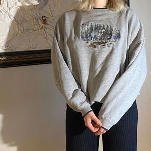 Chosen Vintage Sweatshirt - Grå Sweatshirt som sitter som en M, trycket är broderat och tröjan har inga defekter. Kom dm för mått eller andra frågor!!