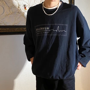 Chosen Vintage Sweatshirt - Millenium Medical Group Sweatshirt, marinblå. Sitter som en S/M. En liten slitning vid nyckelbenet. Skriv i DM för mått eller andra frågor!!