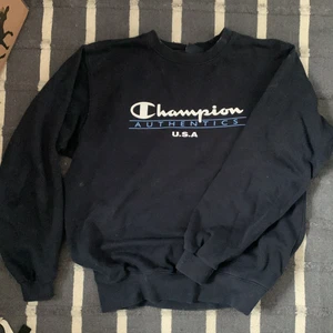 Champion Sweatshirt stl M - Marinblå Champion Sweatshirt i storlek M. Fint skick.