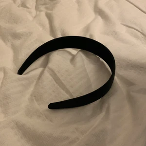 Diadem 💘 - Superfint diadem! Nypriset var 199kr, mitt pris: 100kr.         Det är helt svart och har inga defekter. Håller håret på plats och är inte stort utan väldigt tunt, men ”bred”. 