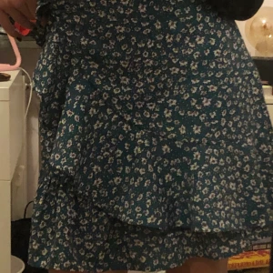 Grön kjol🌿 - Jättefin kjol från shein. Älskar denna så mycket men har inte riktigt hittat så mycket användning för den heller:( 💚 (skriv privat om frakt, egna bilder mm)