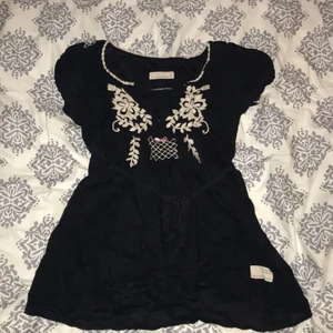 Odd molly blus  - Säljer nu min odd Molly tröja då jag inte längre kan ha den . Jätte fin verkligen! Storlek 0 vilket motsvarar S .❤️ Priset kan diskuteras 