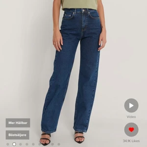 Jeans från NA-KD 💙⚡️ - Passformen är så fin och dom är jättesköna men har tyvärr tröttnat på dem lite💔 kan skicka fler bilder om de önskas👌🏼😋