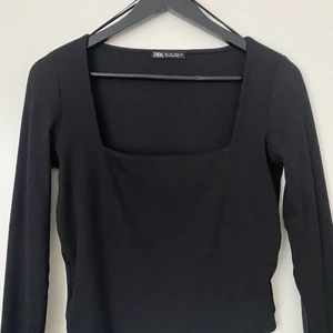 En svart långärmad topp från ZARA - Storlek L men passar även de som har M och kan gå med S. Skriv om du vill ha bilder med passform osv!