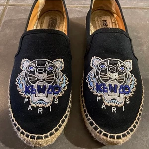 Kenzo  - Säljer dessa för att de inte är min still längre men det är super snygga och är jätte fint till sommaren 