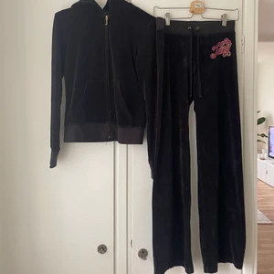 Mjukisset från juicy couture  - Svart mjukisset från juicy, i storlek s!