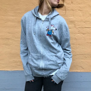 Grå hoodie  - En zipup hoodie i grå färg med en själv målad molly mus på storlek l