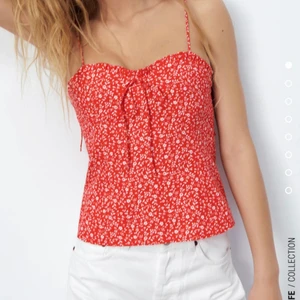Röd korsett topp - Säljer denna superfina slutsålda korsett toppen från Zara tyvärr pga fel storlek. Storlek M men skulle mer säga att den är som en S/XS. Vid många intresserade blir det budgivning🙌💕 
