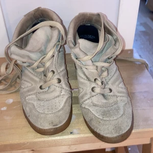 Pavement skor - Snygga klackar från Pavement, Isabel Marant likande i beige! I gott skick, använda fåtal gånger - originalpris: ca. 1200kr köparen står för frakt 🚚 