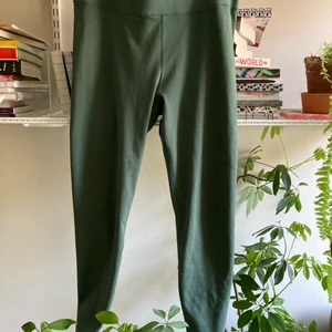 Uniqlo träningstights M - Hej! Säljer ett par träningstights från uniqlo, st M. 