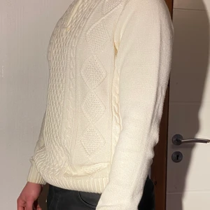 Dobber polo vit medium - Välanvänd med några äggvita/brun-beiga fläckar. Köptes för ca 700kr 