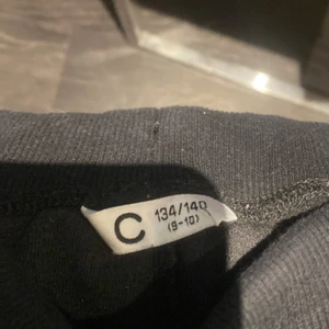 Svarta oCubus mjukisbyxor - St 134/140, tvättas innan dom skickas, passar dig som är ca 9-10 år.