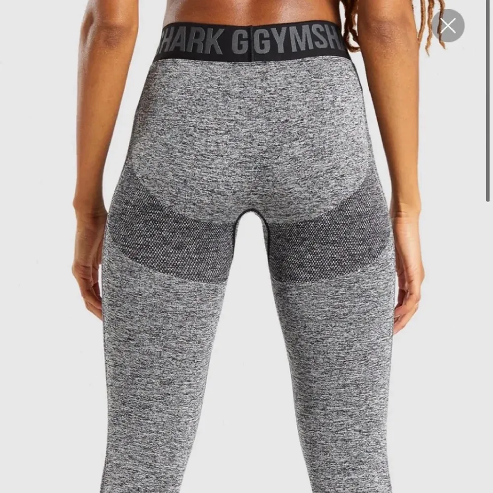 GYMSHARK tränings tights som jag köpt här på Plick. Det är små få skador på både höger och vänster sida av benen (hål) annars är dom hel och ny begagnat skick! Jätte sköna verkligen 💫kontakta mig för fler bilder💫. Hoodies.