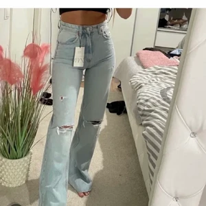 Zara jeans⚡️ - Säljer dessa eftertraktade slutsålda Zara jeans⚡️ I modellen 90s full lenght💕 Sparsamt använda så därför inga defekter🍀 I storlek 32, är 168 cm och dom är perfekt längd på mig❤️ Säljer då dom inte kommer till användning💕Lånad bild!