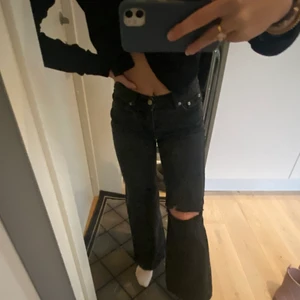 Supersnygga jeans!! - Säljer nu dessa super snygga jeans då de ej kommer till användning längre!! De är i superskurken och sitter jättebra på. Hör av dig vid intresse!!❣️spårbart