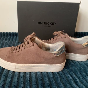 Jim Rickey skor - Mocka skor ifrån Jim Rickey Stockholm i stl 39, färgen peonia, använda fåtal gånger, varan är i bra skick. Ordinarie pris 1 500kr. Säljs pga att de är förstora för mig. PRIS KAN DISKUTERAS VID SNABB AFFÄR!!!