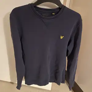 Lyle and scott mörkablå sweatshirt i bra skick 