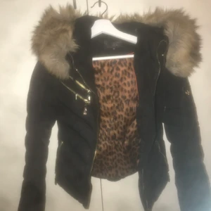 Hollies jacka  - Jätte fin jacka, köpt för 2 år sedan. Säljer den pgr av att den har blivit för liten, har ni några frågor är de bara att höra av er!