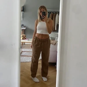 Linnebyxor hm - Säljer jättefina beiga/bruna linnebyxor från hm❤️ köpta i somras o nyskick, köpta för ca 300 kr❤️ passar xs, xxs o s😘 