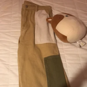 Beige baggy byxor - Snygga byxor från Gina T, Kostade 450 när jag köpte de så säljs för 225.Använts 1 gång.