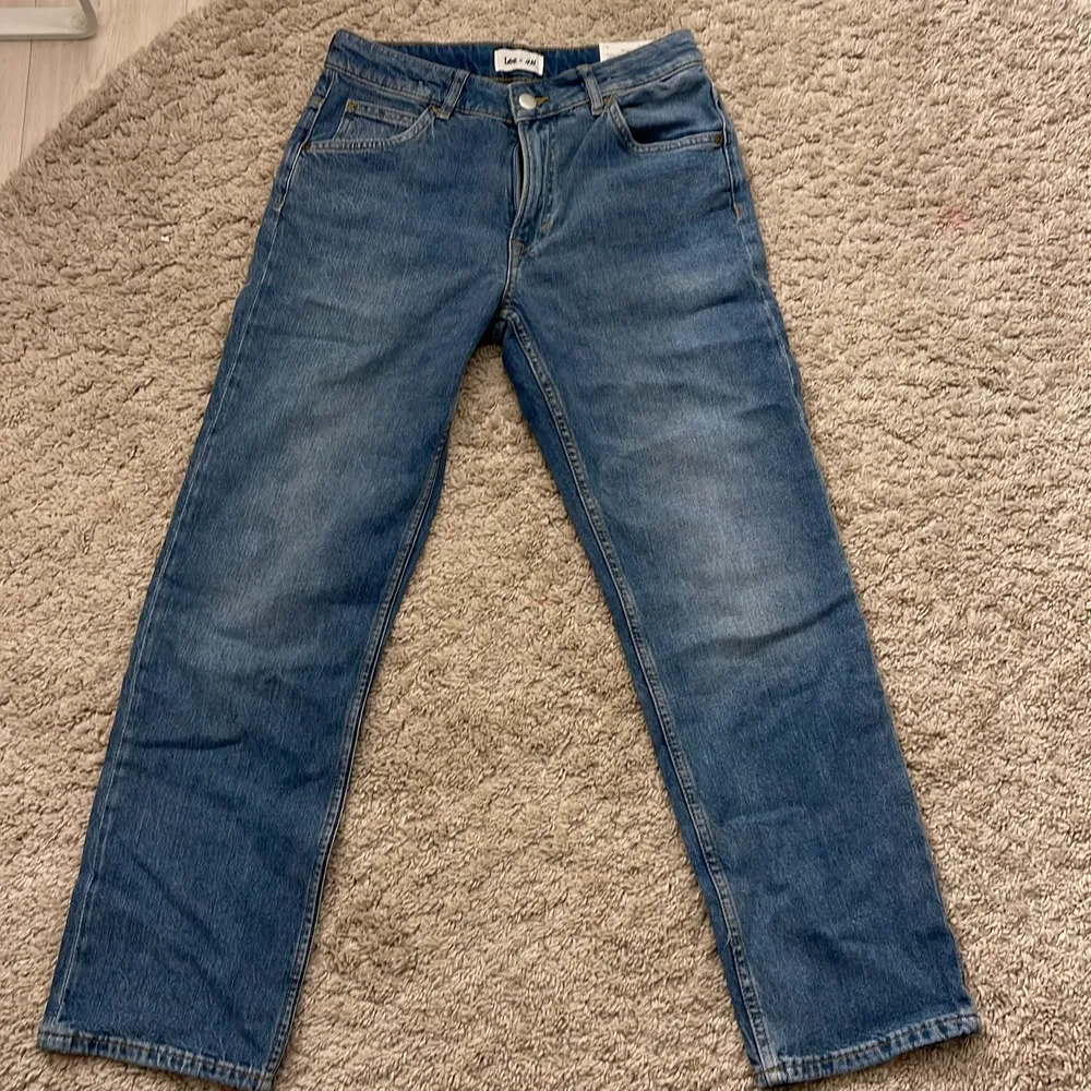 Säljer dessa jeans i strlk 152 då de inte kommer till användning hos min lillebror, skulle passa superfint som lågmidjade jeans också! . Jeans & Byxor.