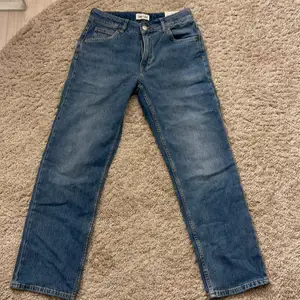 Säljer dessa jeans i strlk 152 då de inte kommer till användning hos min lillebror, skulle passa superfint som lågmidjade jeans också! 