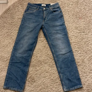 HmXlee jeans - Säljer dessa jeans i strlk 152 då de inte kommer till användning hos min lillebror, skulle passa superfint som lågmidjade jeans också! 