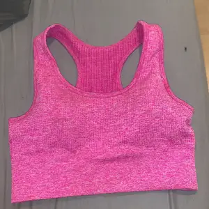 Ett jättefins rosa träningssett köpt från ullared, använt toppen max en gång och har sjäövklart tvättat den. Priset kan diskuteras men du står för frakten, kan skicka föer bilder om du vill