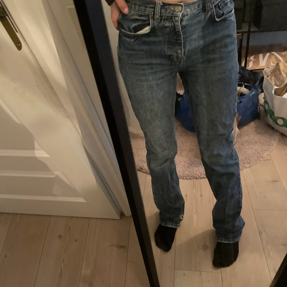 Säljer dessa assnygga jeans från pull and bear! Dem hade ens slits förut men jag har satt ihop den för jag tyckte det var snyggare utan❤️ storlek 36. Jeans & Byxor.