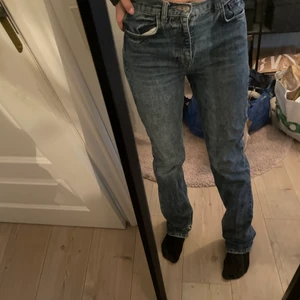 Jeans mid waist - Säljer dessa assnygga jeans från pull and bear! Dem hade ens slits förut men jag har satt ihop den för jag tyckte det var snyggare utan❤️ storlek 36