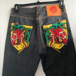 Väldigt fina jeans från ed hardy. Använt de två gånger, annars var de köpta nya i NYC under 90-talet. Har känslan av nya jeans. Skitsnyggt broderi på bakfickan sitter som baggy.