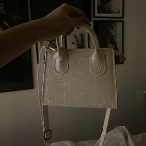 Vit väska - Söt vit liten väska🤍 Helt oanvänd, frakt ligger på 66kr som spårbart. Går inte lägre än 70kr + frakt 🚚 📦 