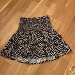 Gina kjol - Kjol i 140 lite kort för mig, har storlek 160