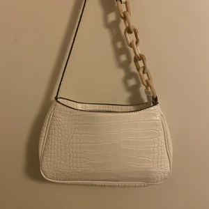 Väska - Säljer denna väska som endast är använd ett fåtal gånger och rymmer en hel del🥰