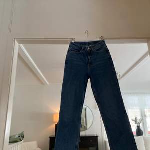 Mörkblåa jeans från weekday i storlek 26/32