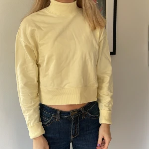 Monki tjocktröja  - Gul tröja med hög krage från monki