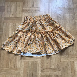 Sommar kjol - Säljer denna sommarkjol som köptes på gina för 300, använts max 2 gånger.