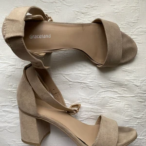 Fina klackskor❤️‍🔥 - Säljer mina klackar eftersom att dem inte kommer till användning. Dem är dock typ de skönaste klackskorna jag har testat!! 🤩💋 