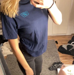 T-shirt från vans  - Denna t-shirt är i storlek L MEN i barnstorlek vilket leder till att den sitter som en XS/S i vanlig storlek! Använd ett fåtal gånger och är som ny! 