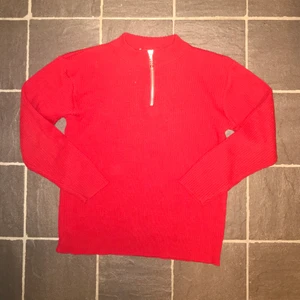 Croppad tröja - Snygg croppad tröja som passar perfekt till högmidjade jeans😍